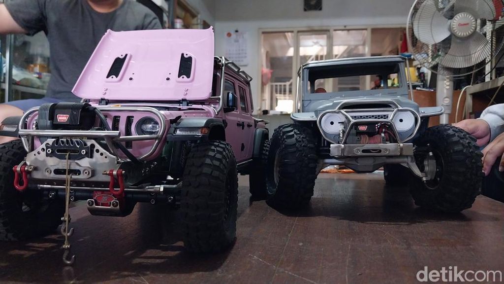 Satu unit RC kustom dibanderol mulai Rp 1 juta hingga Rp 5 juta, tergantung tingkat kesulitan. Proses pengerjaan bisa memakan waktu hingga sebulan.